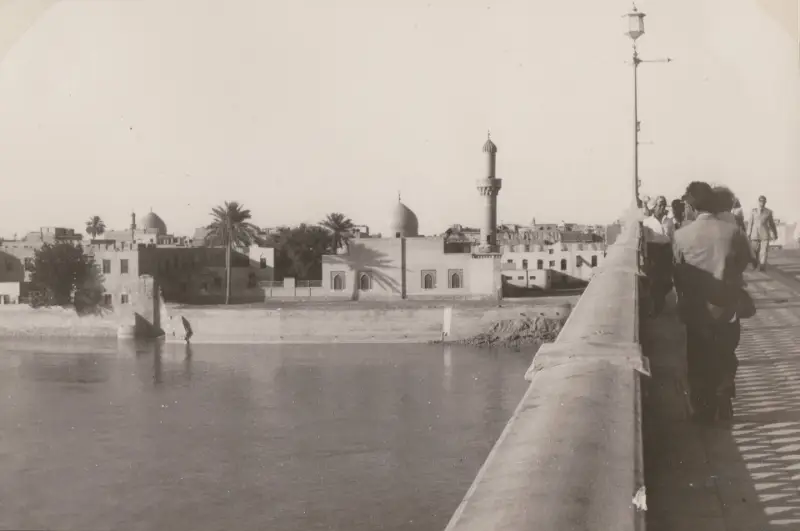 نهر دجلة في بغداد عام 1958 مع قباب ومئذنة على الضفة المقابلة